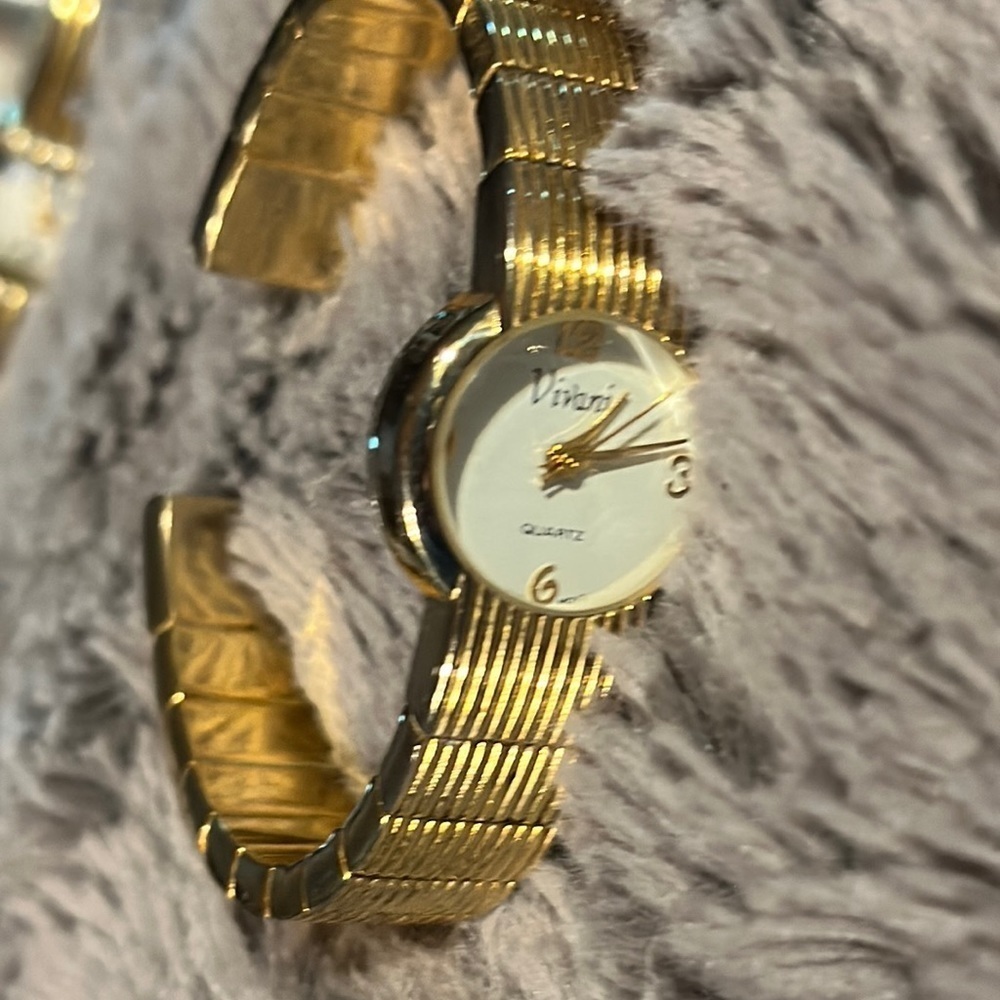 Vintage Goldtone Vivani Cuff Wa “Accutime Watch NY”